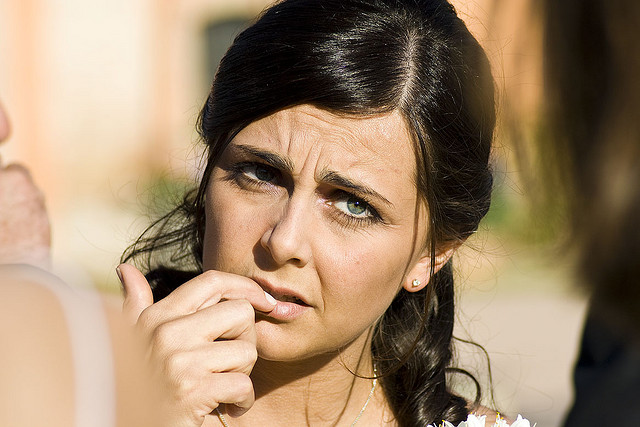 Na obrázku je žena, ktorá uvažuje nad tým ako si odstrániť gélové nechty